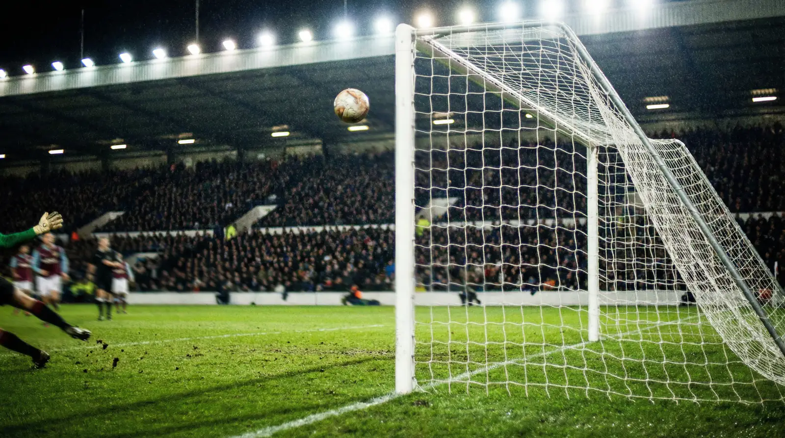 Futbola spēles moments ar spēlētājiem cīņā par bumbu uz zaļā laukuma